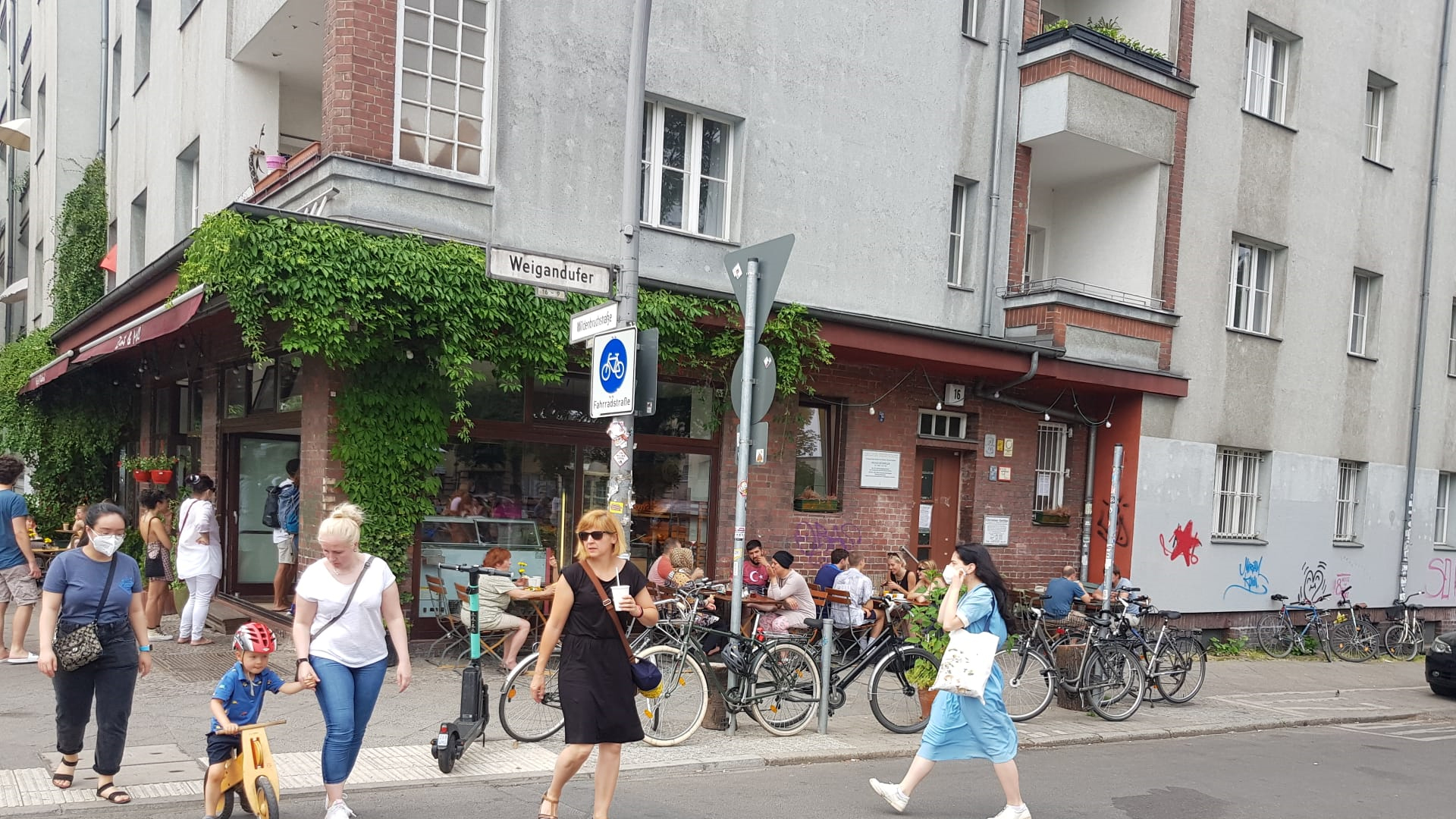 Die Straßenecke Weigandufer / Wildenbruchstraße mit dem Café