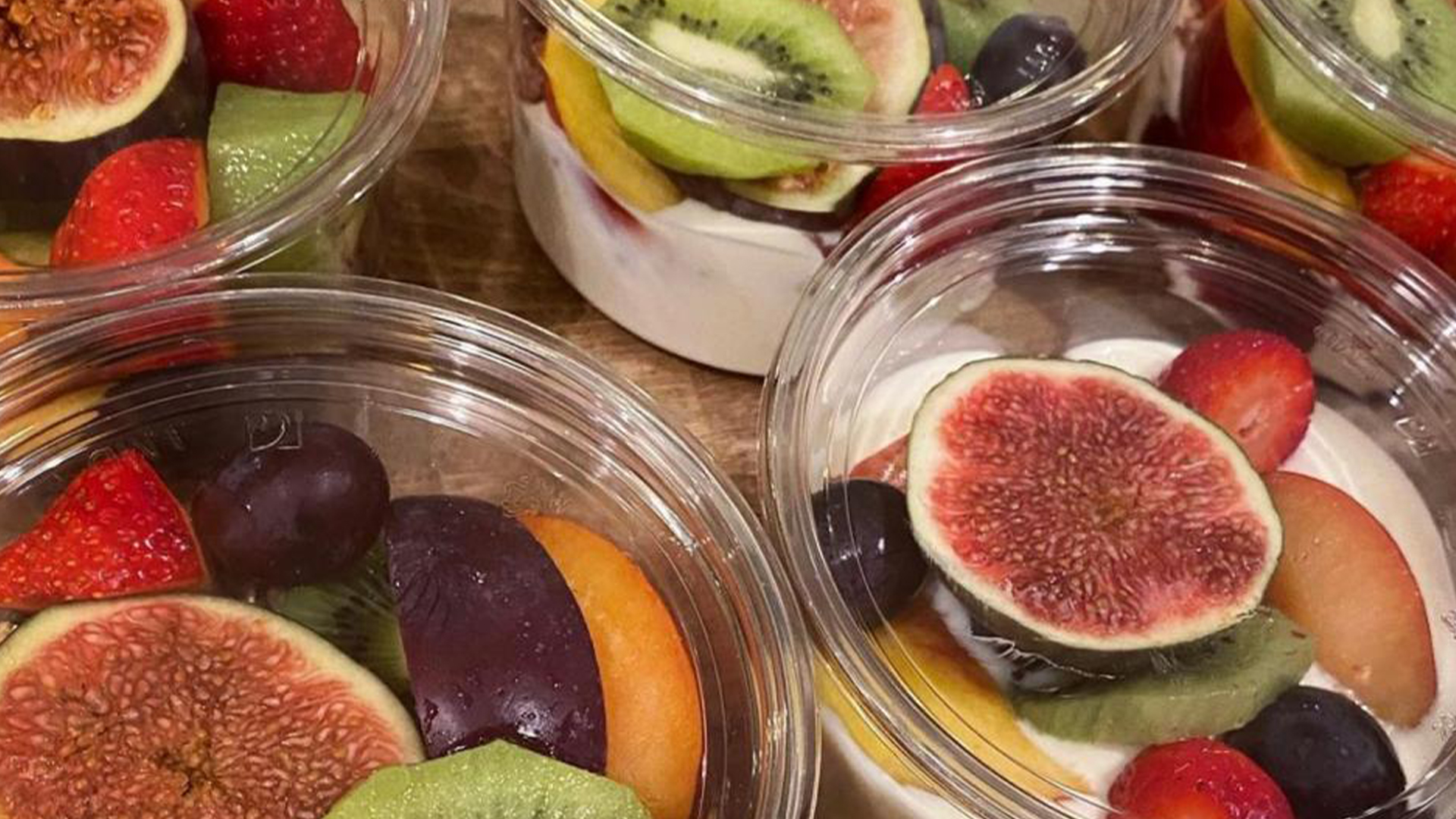 Frische Obstbecher mit Feigen, Kiwi und Joghurt