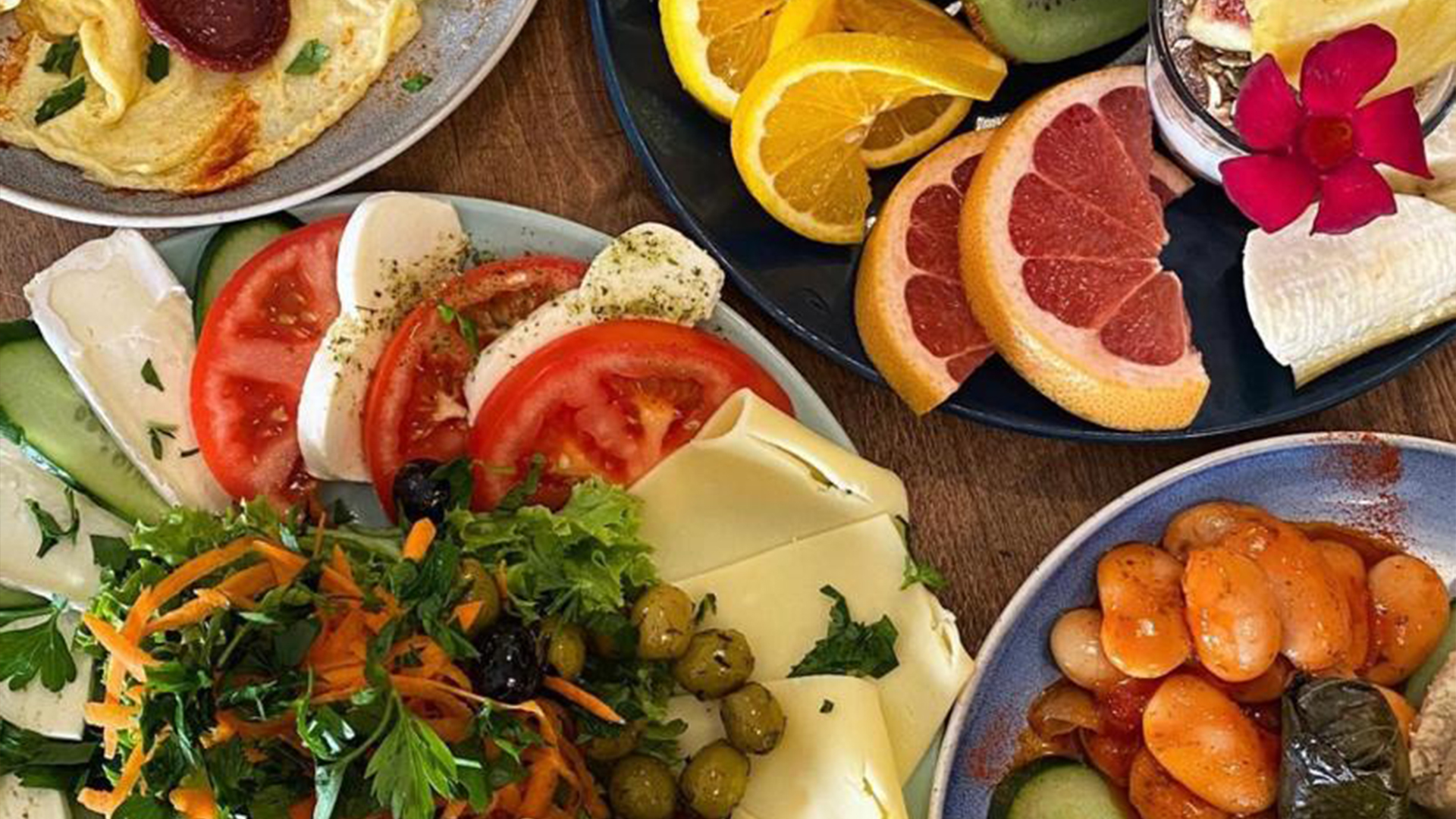 Orientalische Frühstücksplatten mit Käse, Oliven, Obst und Omelett