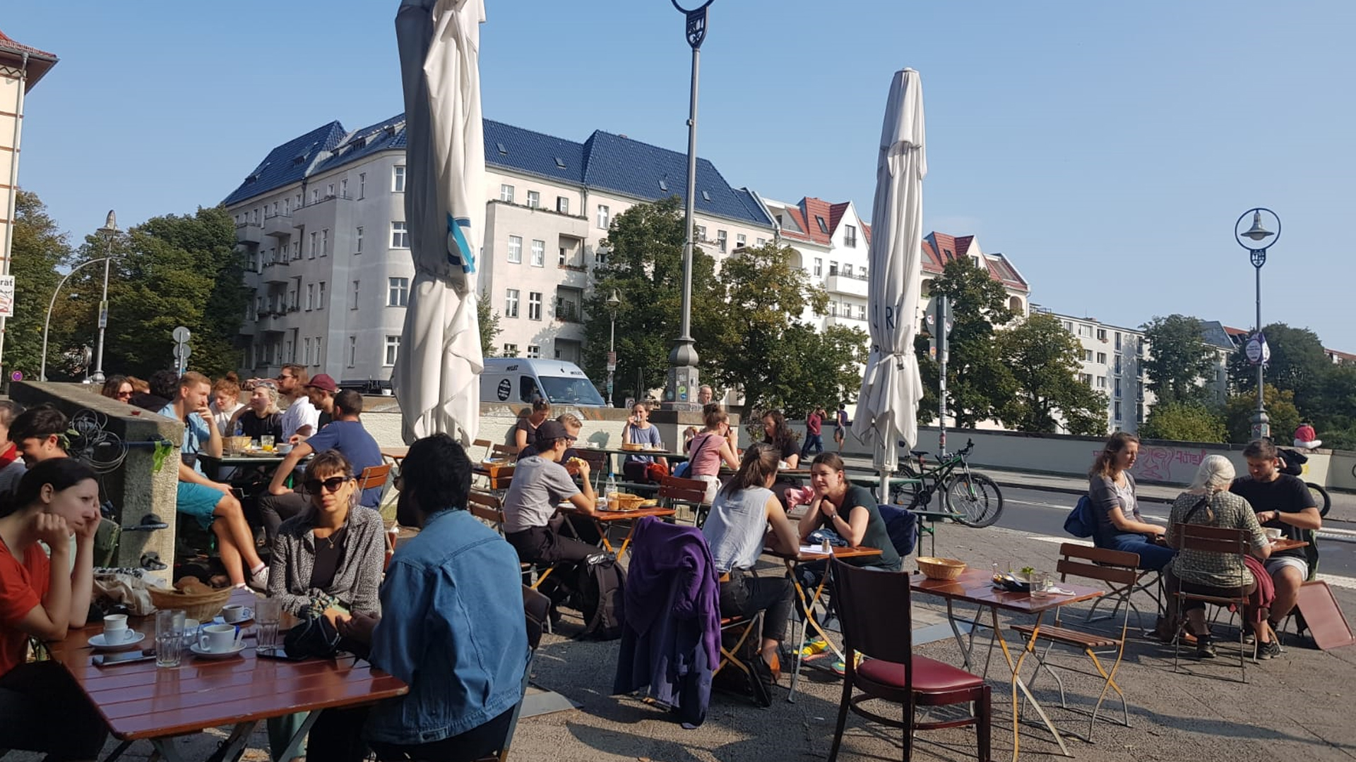 Die Sonnenterrasse von Zimt & Mehl an der Wildenbruchbrücke in Berlin-Neukölln