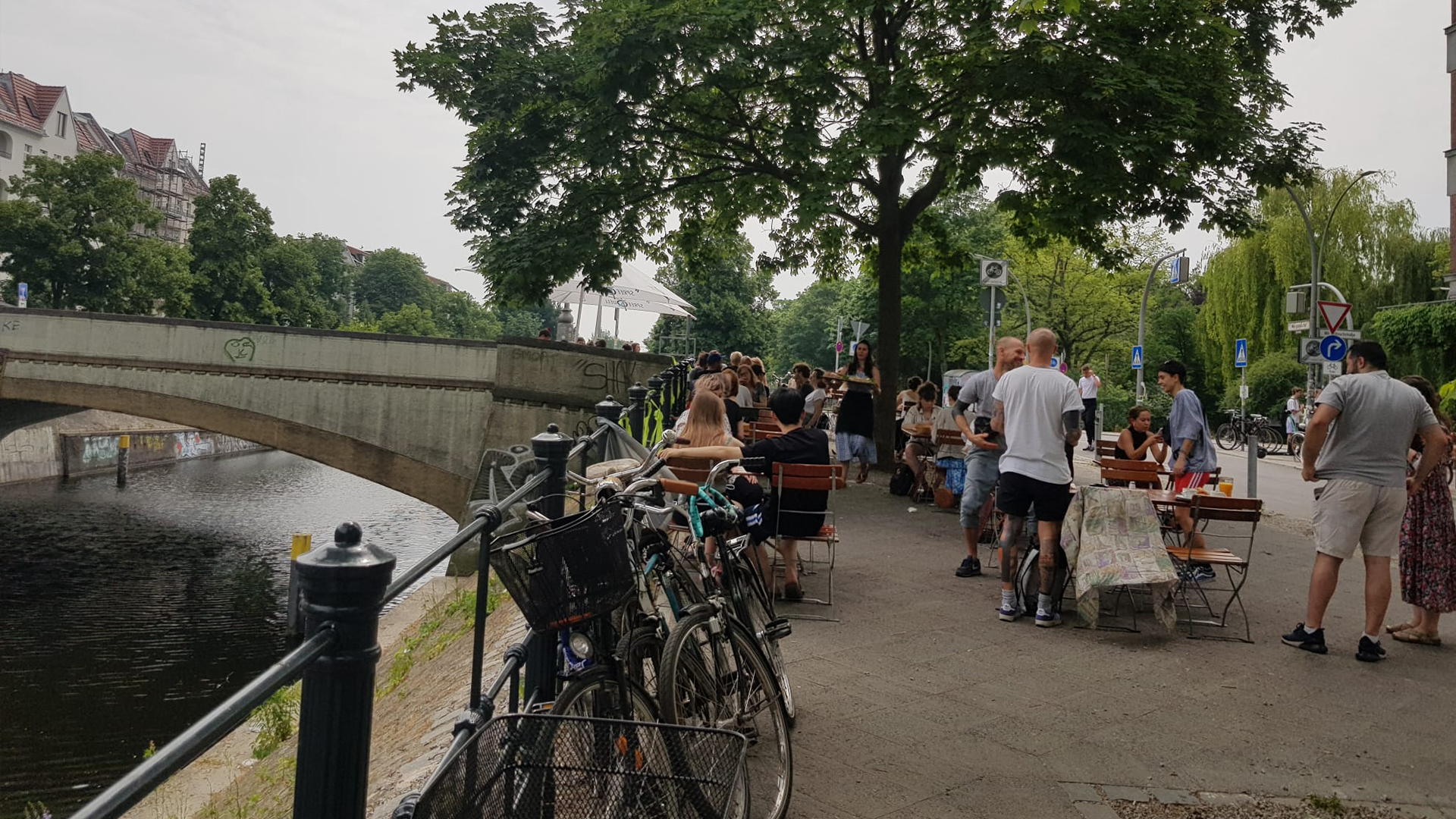 Die Terrasse von Zimt & Mehl am Weigandufer mit Blick auf die Wildenbruchbrücke