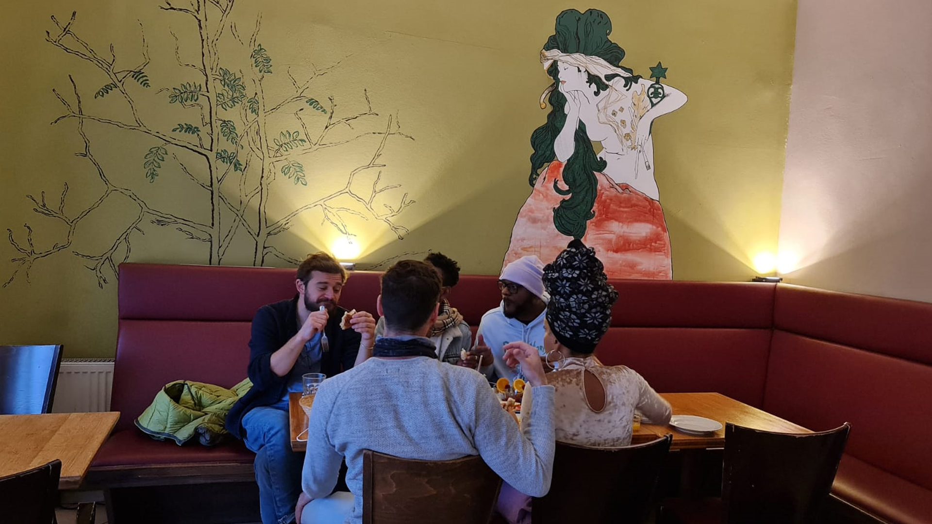 Gäste vor dem Jugendstil-Wandbild im hinteren Caféraum